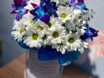 Орхидей с хризантемой