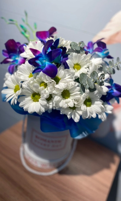 Орхидей с хризантемой