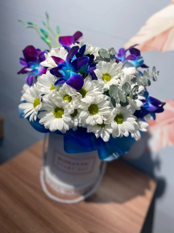 Орхидей с хризантемой