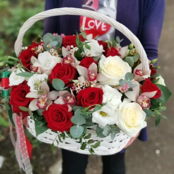 Корзина с роз и лизиантусов
