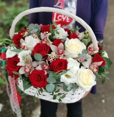 Корзина с роз и лизиантусов