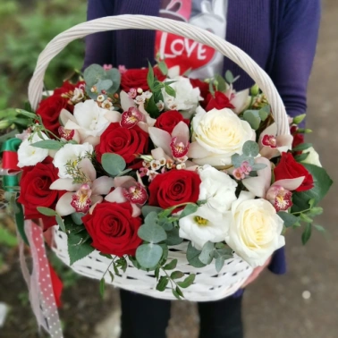 Корзина с роз и лизиантусов