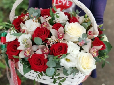 Корзина с роз и лизиантусов