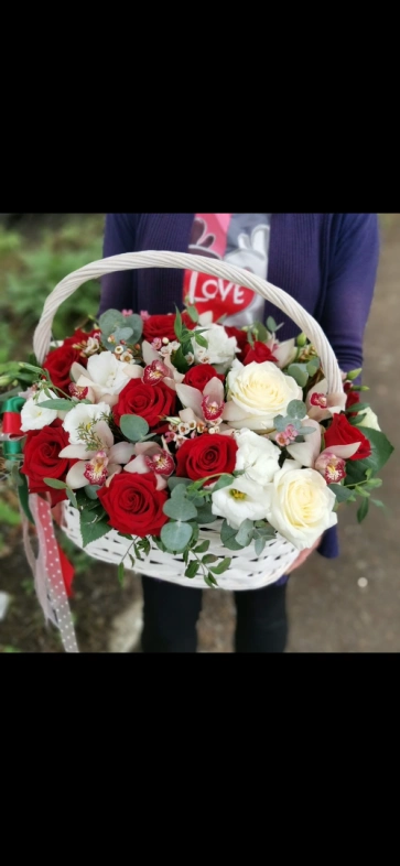 Корзина с роз и лизиантусов