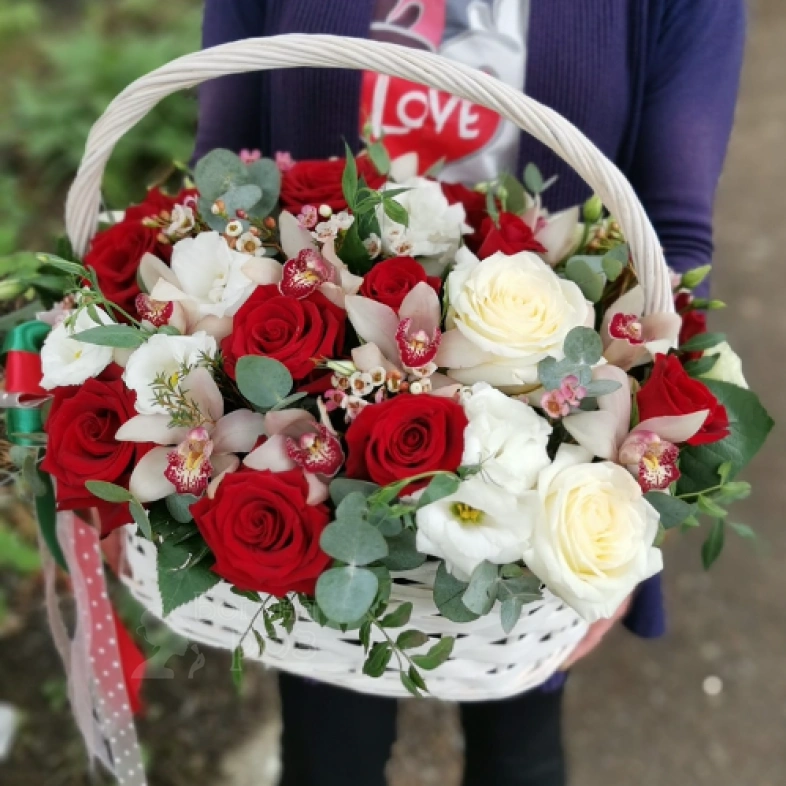 Корзина с роз и лизиантусов