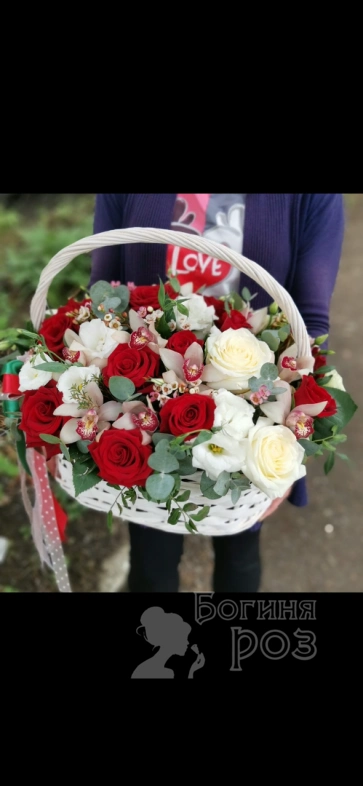 Корзина с роз и лизиантусов