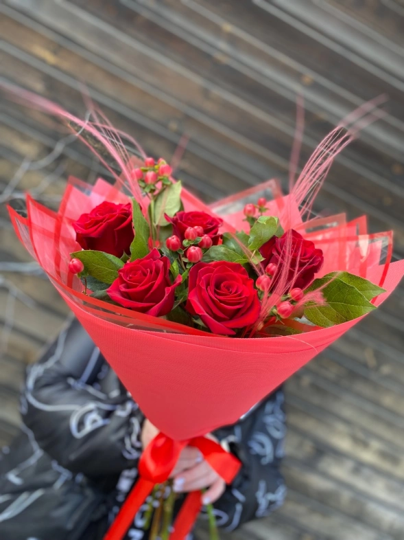 Розы и гиперекум