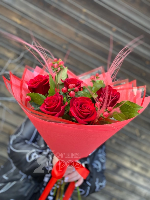 Розы и гиперекум