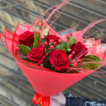 Розы и гиперекум