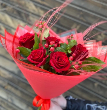 Розы и гиперекум