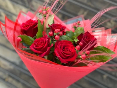 Розы и гиперекум