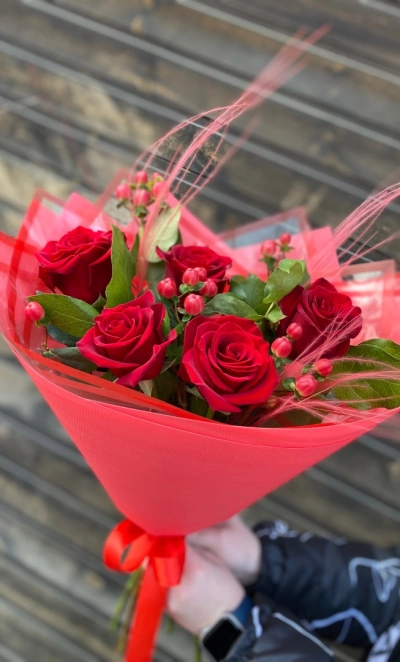 Розы и гиперекум