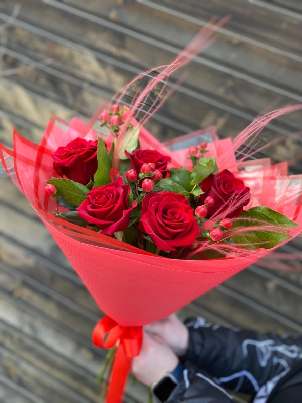 Розы и гиперекум