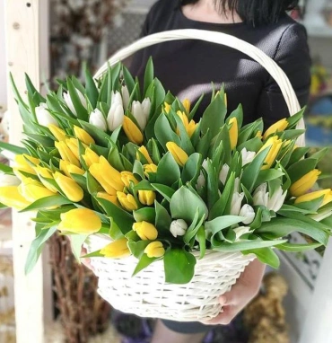 Корзина с тюльпанами