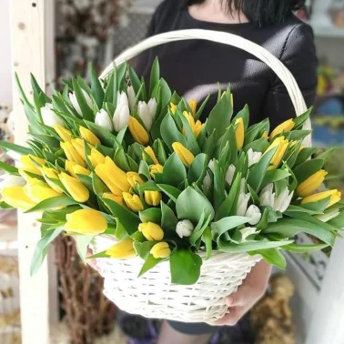 Корзина с тюльпанами