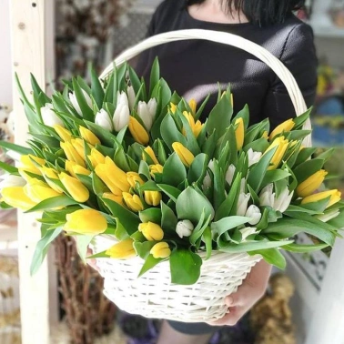 Корзина с тюльпанами