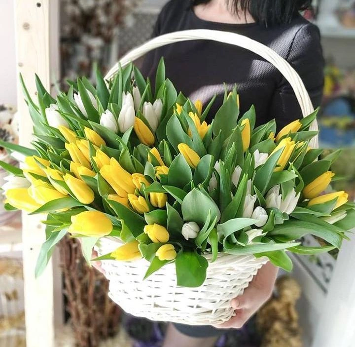 Корзина с тюльпанами