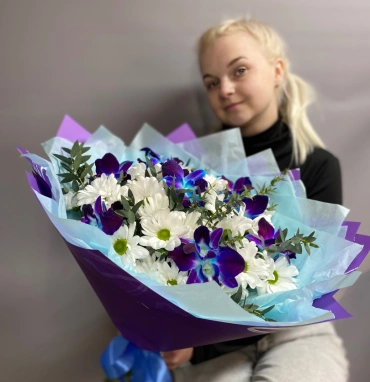 Букет из хризантемы и орхидеи