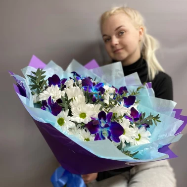 Букет из хризантемы и орхидеи