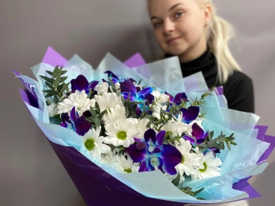 Букет из хризантемы и орхидеи