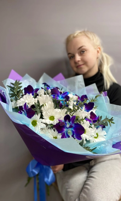 Букет из хризантемы и орхидеи