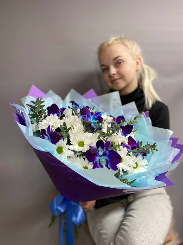 Букет из хризантемы и орхидеи