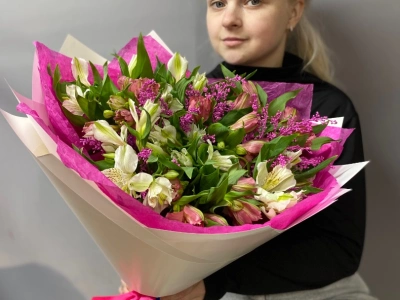 Яркая альстромерия