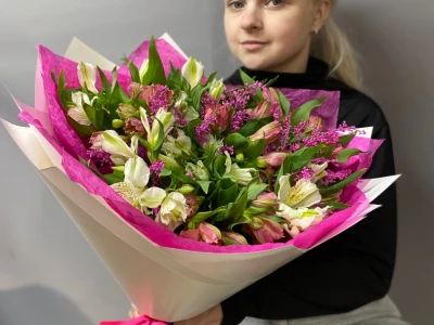 Букет из Яркой  альстромерии