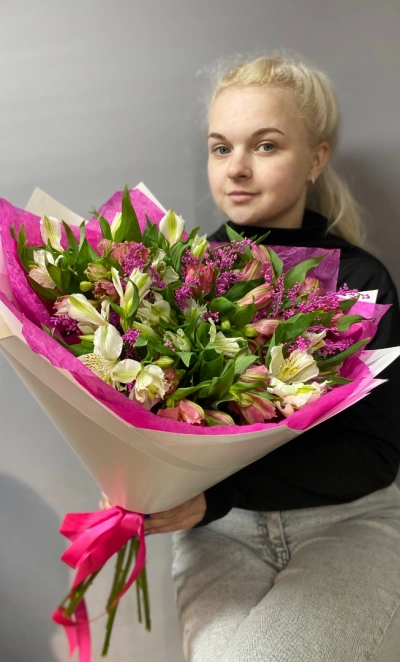 Яркая альстромерия