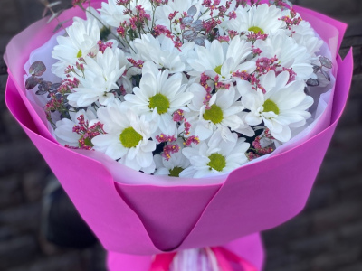 Яркий с хризантемой