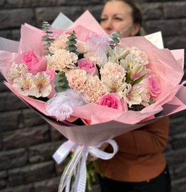 Нежный букет весны с диантусами 