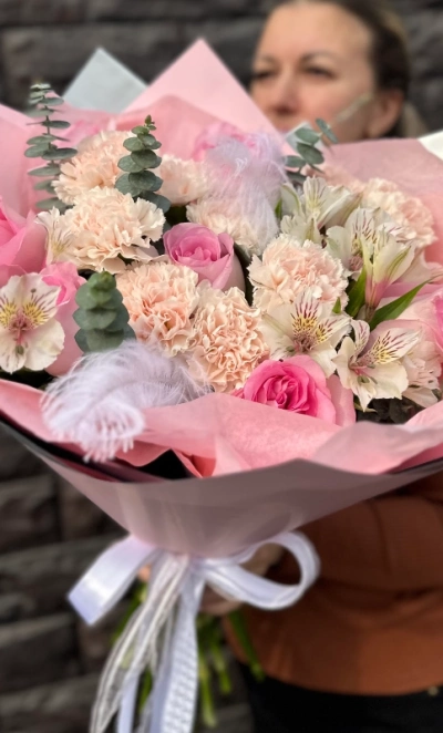 Нежный букет весны с диантусами 