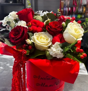 Композиция из роз «Страсть и нежность»