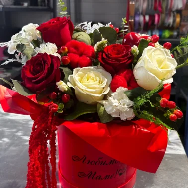 Композиция из роз «Страсть и нежность»
