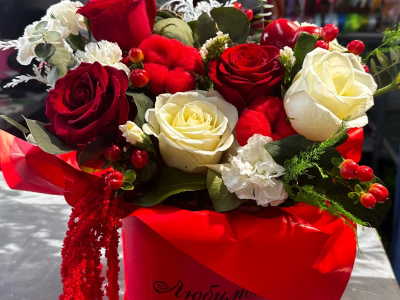 Композиция из роз «Страсть и нежность»