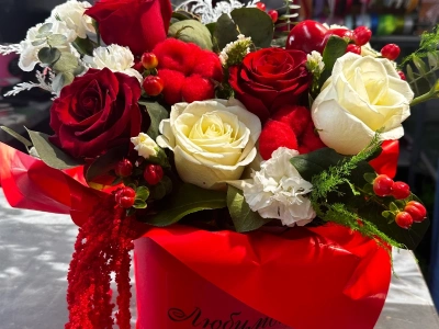 Композиция из роз «Страсть и нежность»