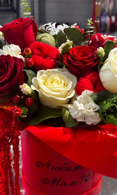 Композиция из роз «Страсть и нежность»
