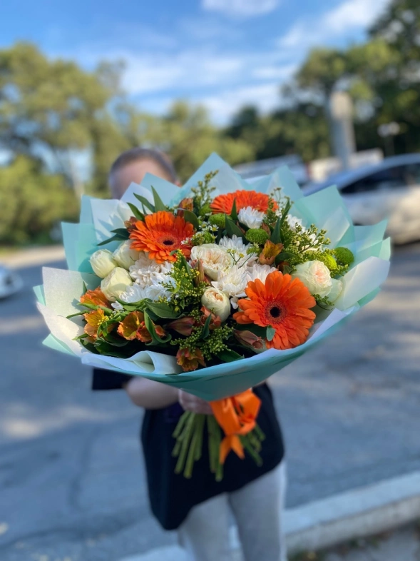 Яркий с герберами