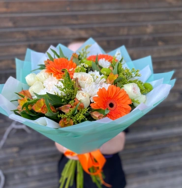 Яркий с герберами