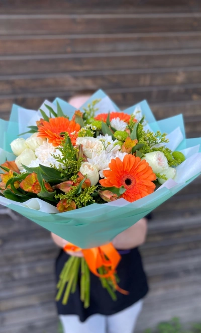 Яркий с герберами