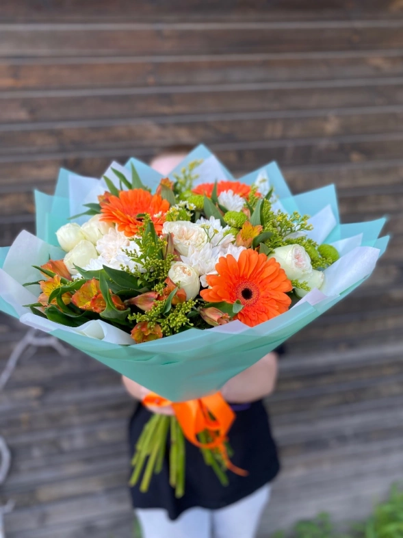 Яркий с герберами