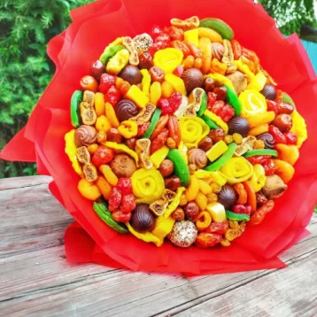 Букет из ягод и орехов