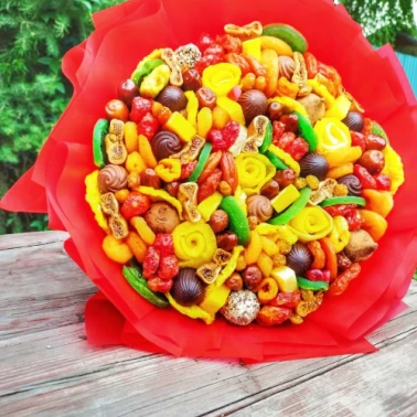 Букет из ягод и орехов