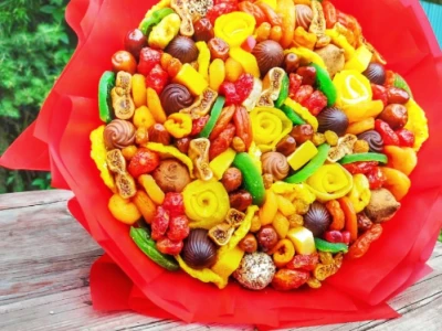 Букет из ягод и орехов