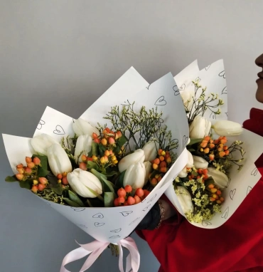 Тюльпаны с гиперикумом