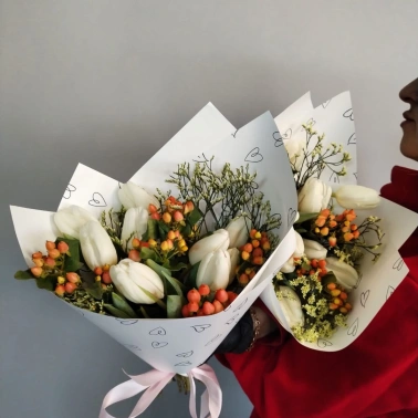 Букет из Тюльпанов и  с Гиперикума