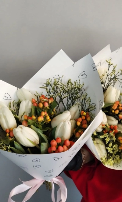 Тюльпаны с гиперикумом