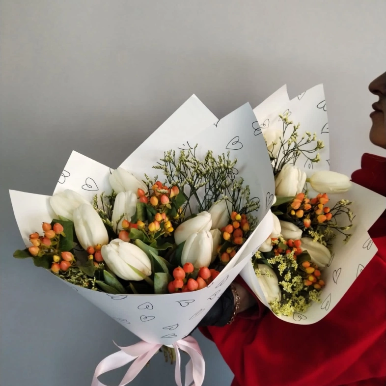 Тюльпаны с гиперикумом