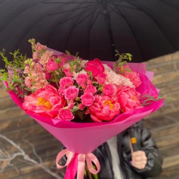 С пионами Шарм