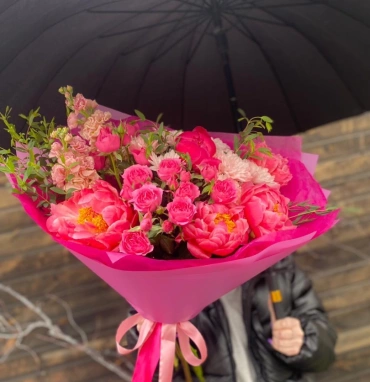 С пионами Шарм